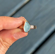 Load image into Gallery viewer, GOLD size 8.5 turquoise sea glass
