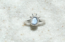 Load image into Gallery viewer, silver periwinkle (size 7) sea glass + sun halo ring set
